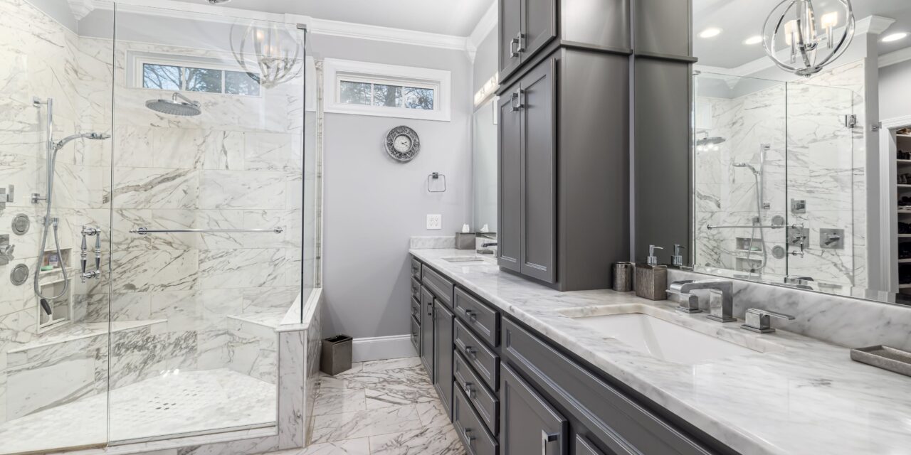 Elegance Unveiled: A Luxurious Bathroom Escape
